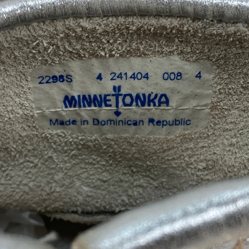 Minnetonka Youth 4 Silver Leather Fringe Zip Moccasins Rubber Sole Outdoor Wear